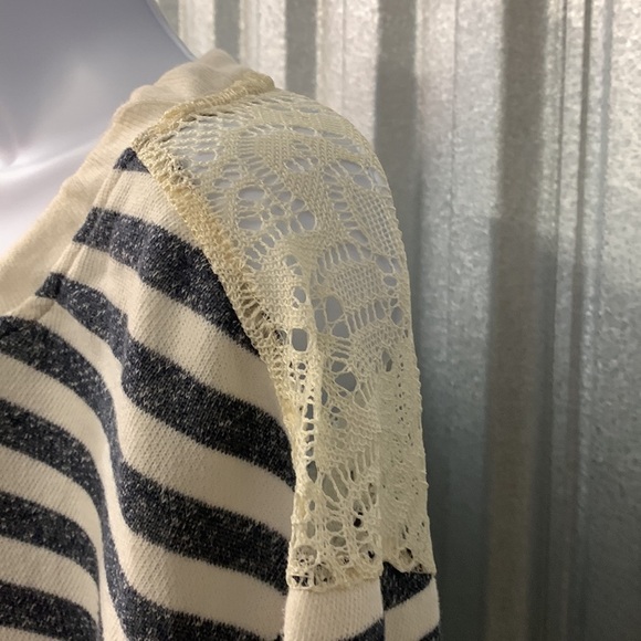 Roxy Women’s Size Medium Blue White Striped Lace Long Sleeve Shirt Cotton Top - Picture 5 of 10